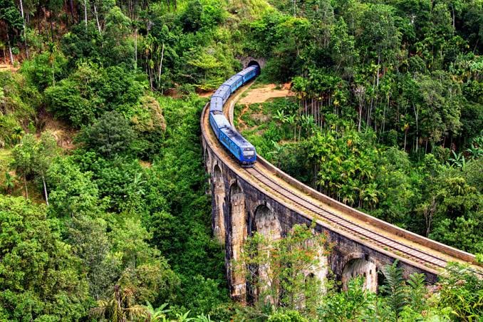 Nine Arch Bridge surrounded by Sri Lankan greenery